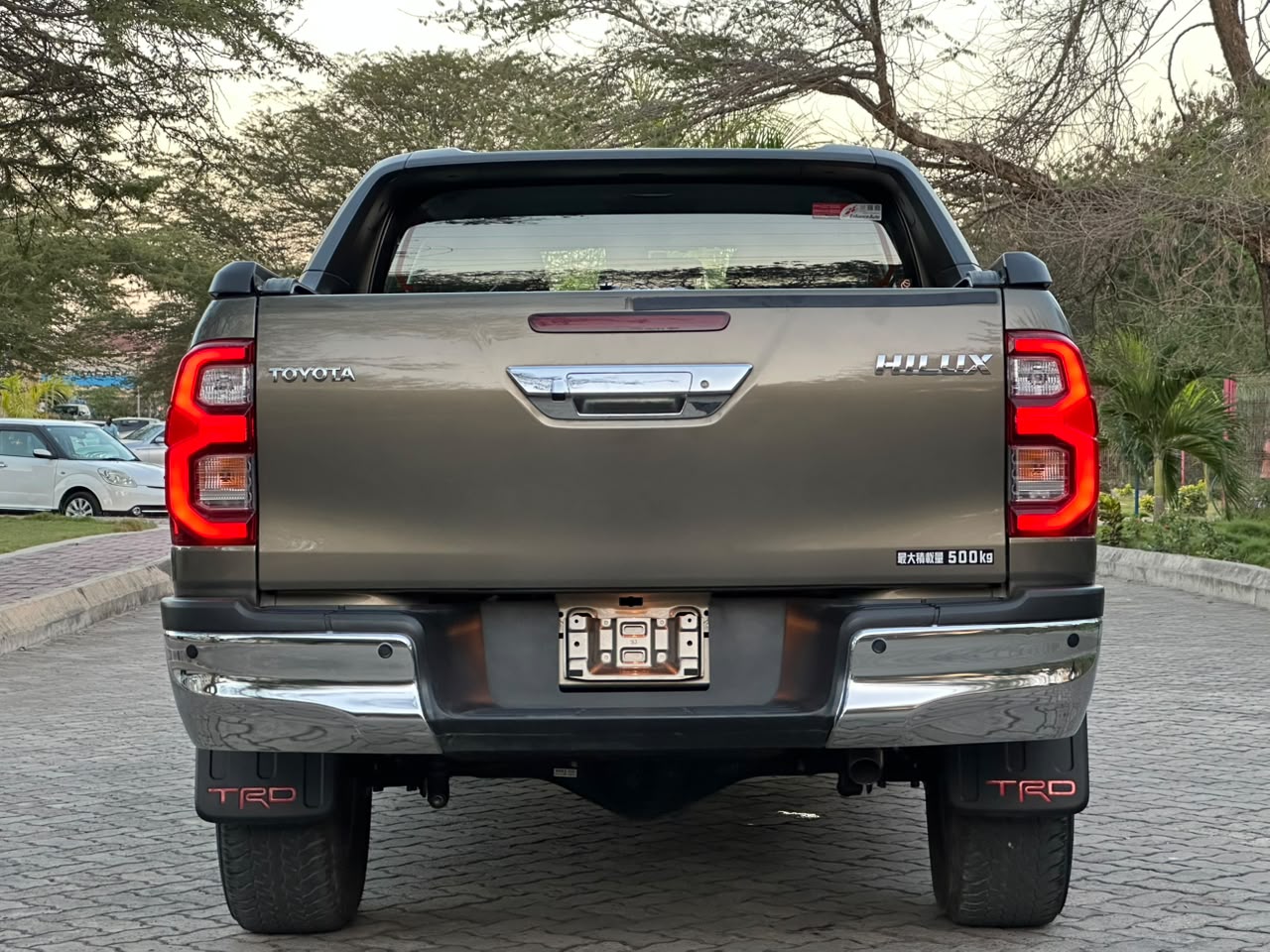 TOYOTA HILUX DOUBLE CABIN thumbnail 6